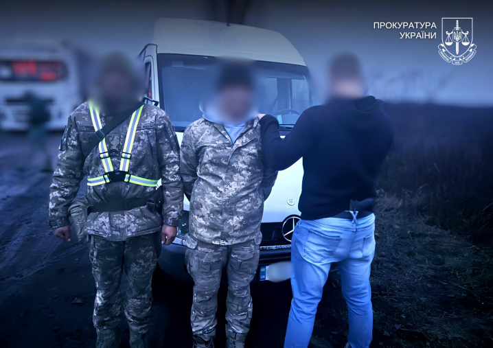 На Буковині прикордонник ховав чоловіка в багажнику заради виїзду до Молдови