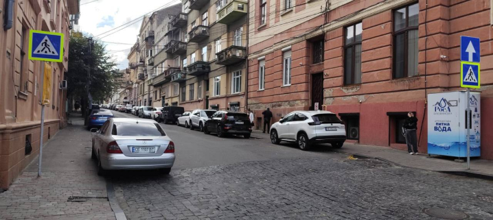 На вулиці Аркадія Жуковського у Чернівцях запровадили односторонній рух На вулиці Аркадія Жуковського у Чернівцях запровадили односторонній рух