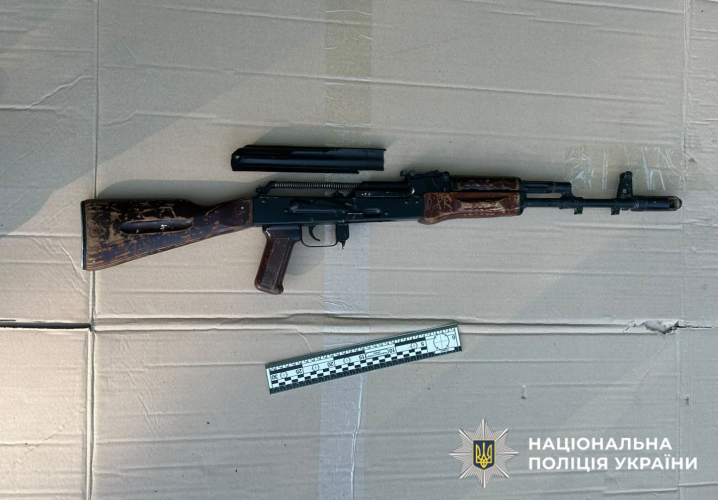 Чоловік продав три автомати АК-74 та боєприпаси на Буковині Чоловік продав три автомати АК-74 та боєприпаси на Буковині