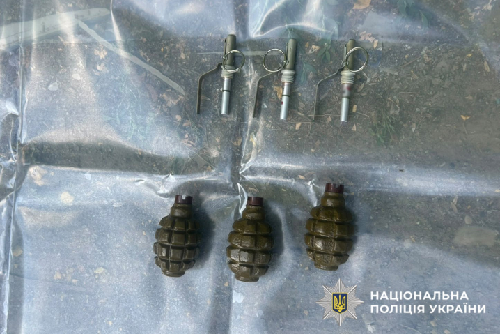 Чоловік продав три автомати АК-74 та боєприпаси на Буковині Чоловік продав три автомати АК-74 та боєприпаси на Буковині