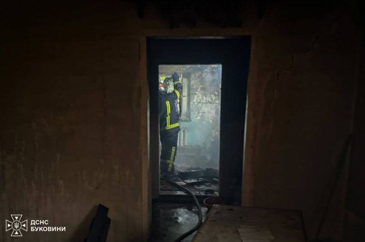 У Чернівцях горіла закинута будівля, де могли перебувати безхатьки У Чернівцях горіла закинута будівля, де могли перебувати безхатьки