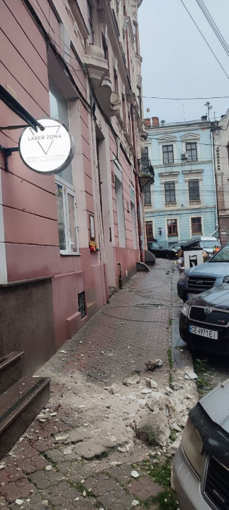 З будинку на Кохановського відвалився маскарон. Барельєф ледь не розтрощив авто