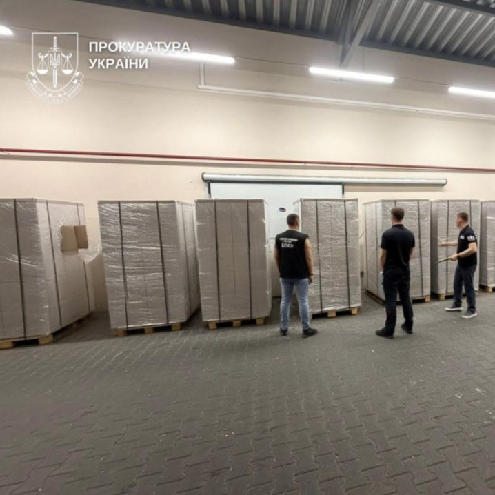 На Буковині громадянина Молдови оштрафували майже на 1,3 млн грн за контрабанду сигарет під полуницею На Буковині громадянина Молдови оштрафували майже на 1,3 млн грн за контрабанду сигарет під полуницею