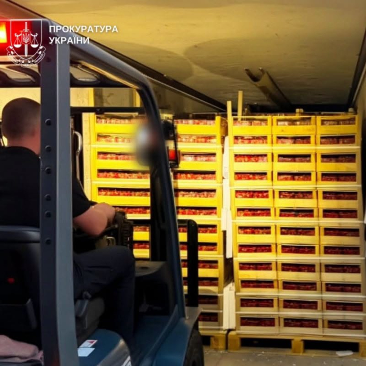 На Буковині громадянина Молдови оштрафували майже на 1,3 млн грн за контрабанду сигарет під полуницею На Буковині громадянина Молдови оштрафували майже на 1,3 млн грн за контрабанду сигарет під полуницею