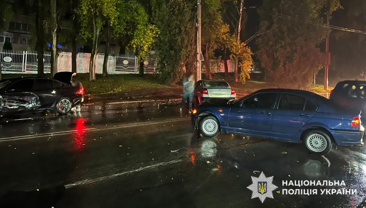 У Чернівцях та області сталося чотири серйозних ДТП: травмовані у лікарні У Чернівцях та області сталося чотири серйозних ДТП: травмовані у лікарні
