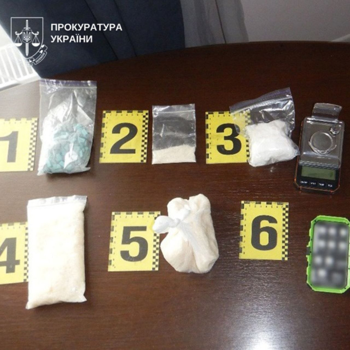Чернівчанина засудили до 9 років за продаж психотропів Чернівчанина засудили до 9 років за продаж психотропів