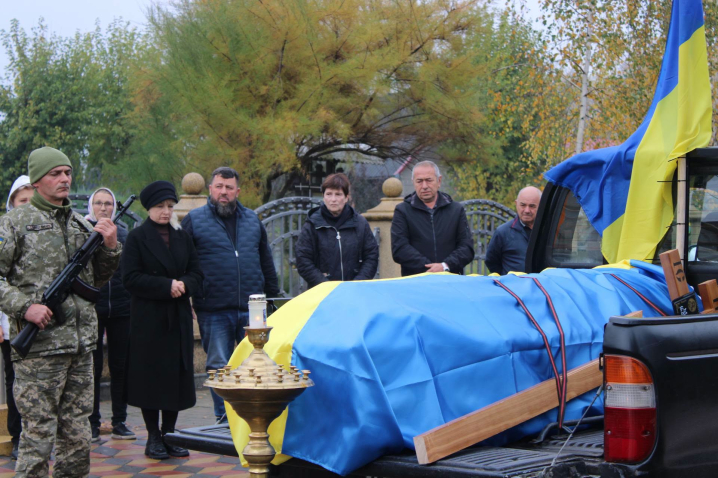 На Буковині попрощаються з молодим захисником Артемом Райляном На Буковині попрощаються з молодим захисником Артемом Райляном