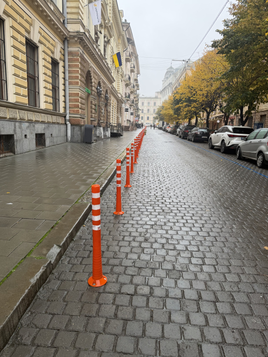 У Чернівцях на Поштовій з одного боку зникли паркомісця: водії обурені нововведенням У Чернівцях на Поштовій з одного боку зникли паркомісця: водії обурені нововведенням
