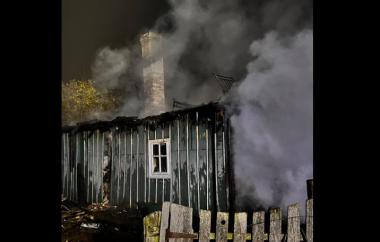 На Буковині горів великий житловий будинок та авто у гаражі